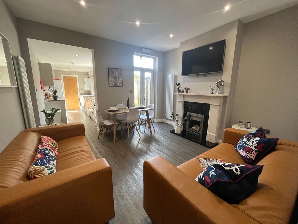 Property photo 1 of 6 Bright, Contemporary Open-Plan Living And Dining A...