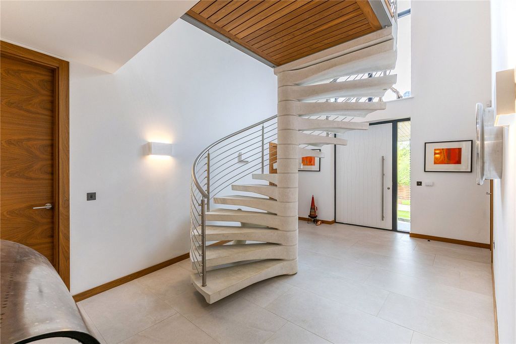 Property photo 3 of 25 Entrance Hallway