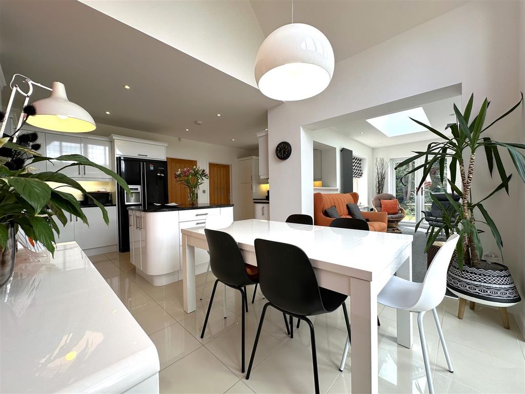 Property photo 2 of 36 Superb Open-Plan Living Space 505