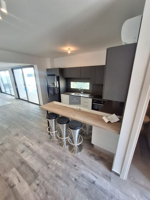 Property photo 2 of 25