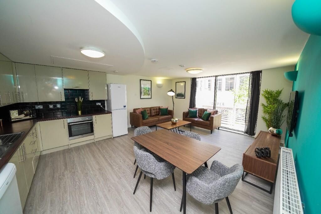 Property photo 3 of 13 A Spacious And Modern Open-Plan Living Area Featur...