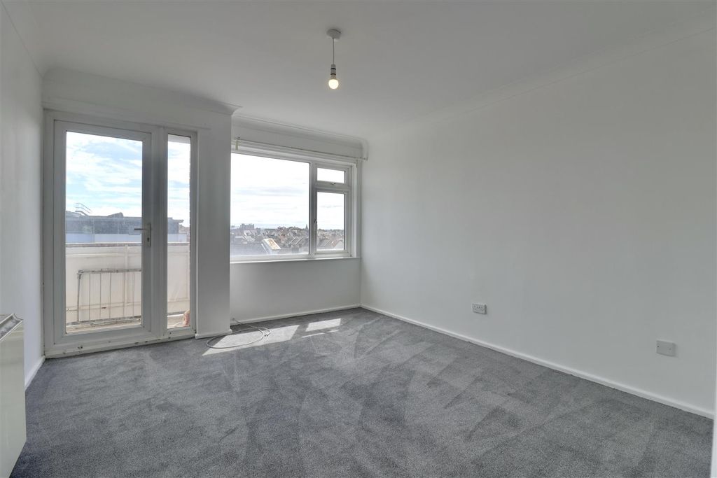 Property photo 1 of 11 66B98DC8-Eb00-46Ef-B58B-6E002D1E1C9D_1_201_A.Jpeg