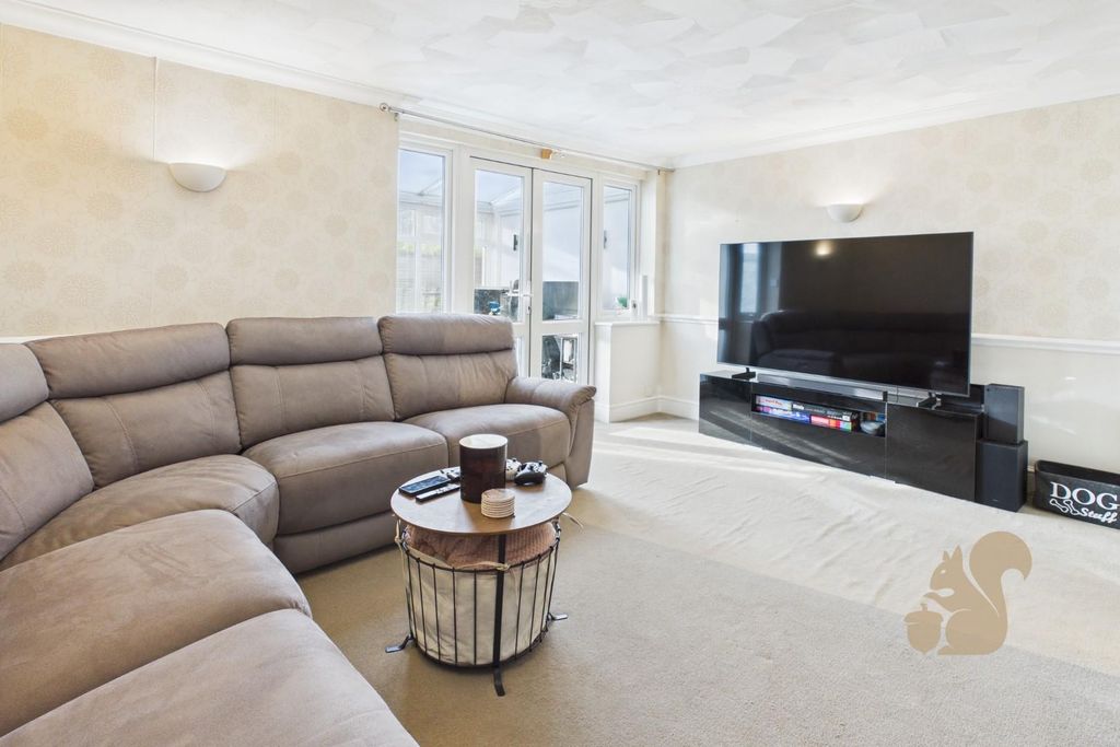 Property photo 3 of 12 Lounge