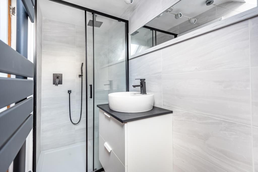 Property photo 3 of 9 Bathroom