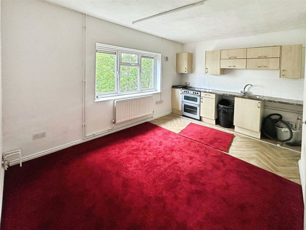 Property photo 3 of 6 Living Room/Kitchen