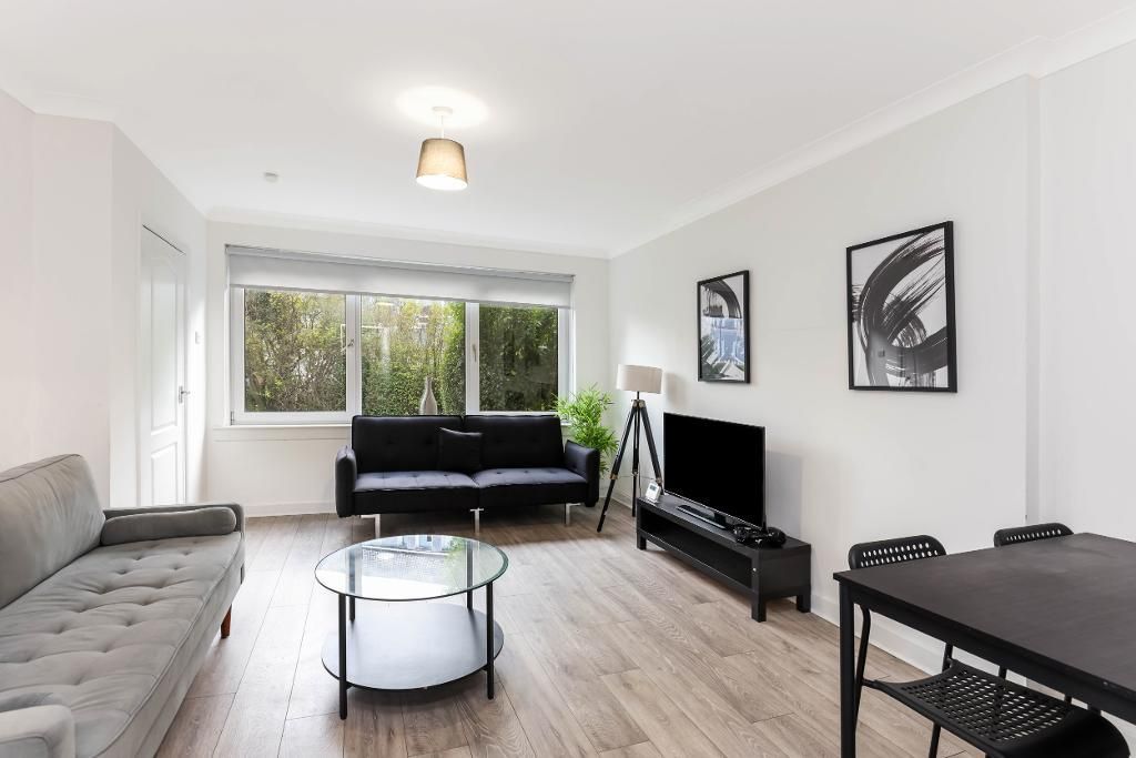 Property photo 2 of 18 Livingroom