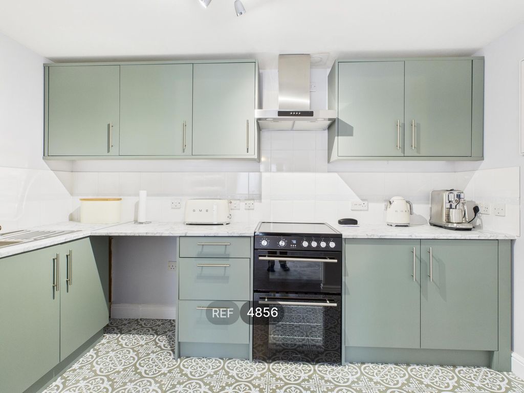 Property photo 3 of 10 Kitchen