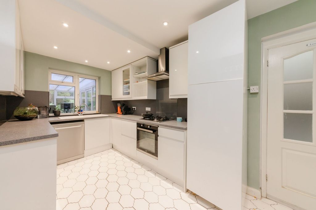 Property photo 2 of 23