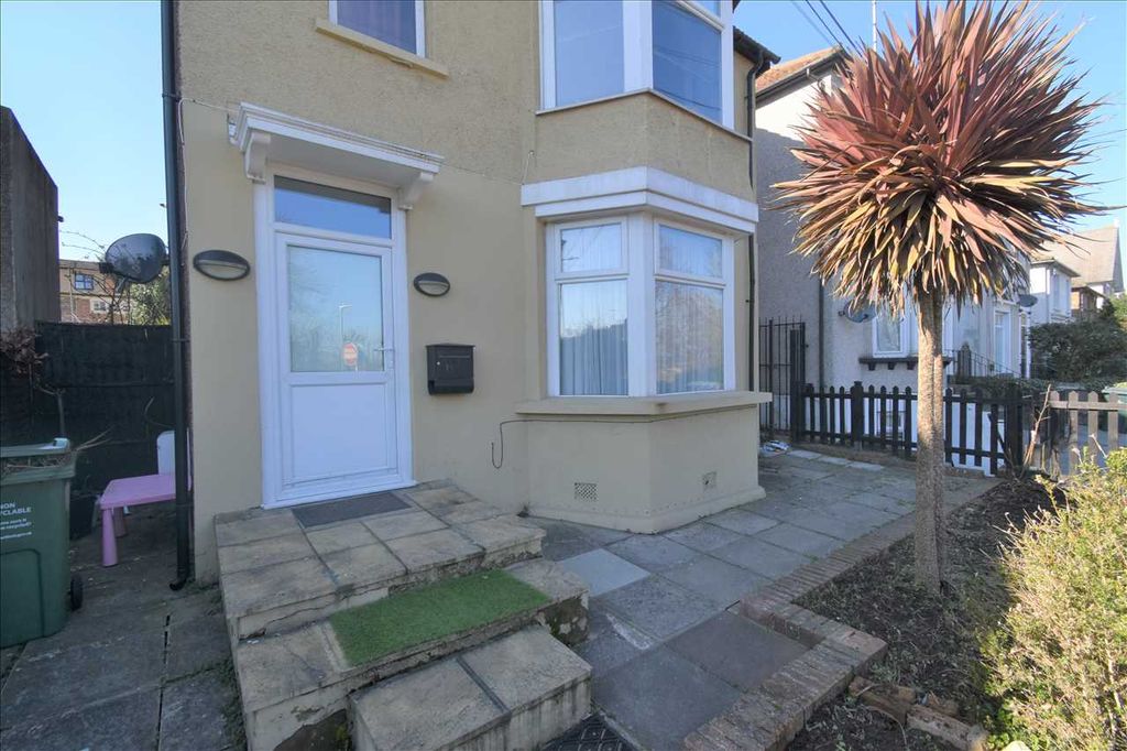 Property photo 2 of 9 Lounge