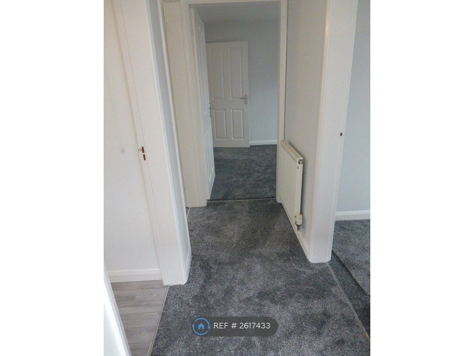 Property photo 2 of 8 Hallway