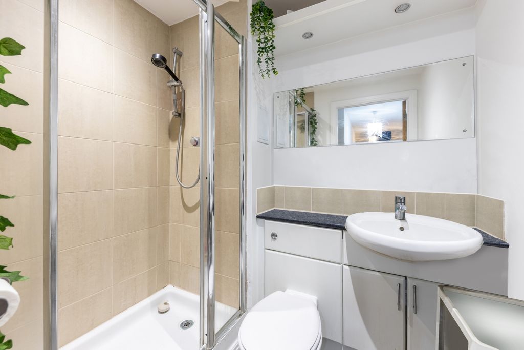 Property photo 3 of 14 Master Bedroom Ensuite