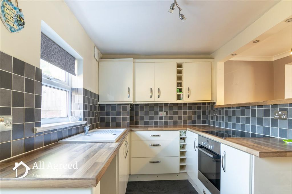 Property photo 3 of 8 Kitchen