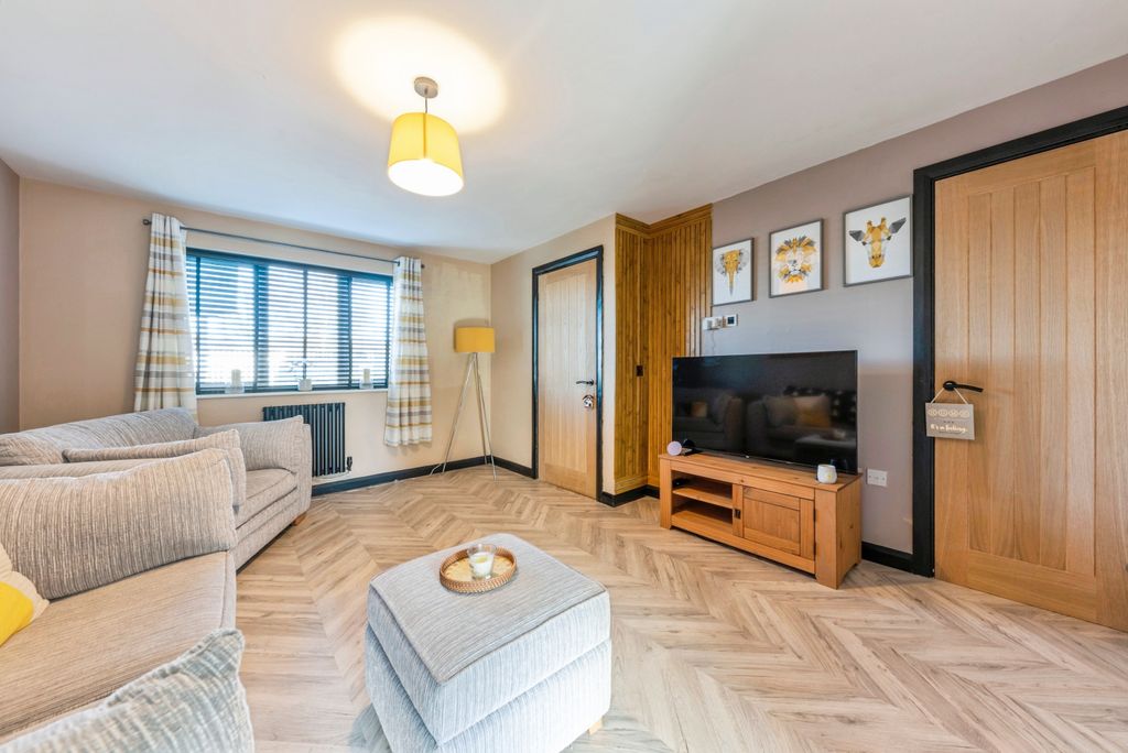 Property photo 3 of 14 15_Medway_Avenue-17