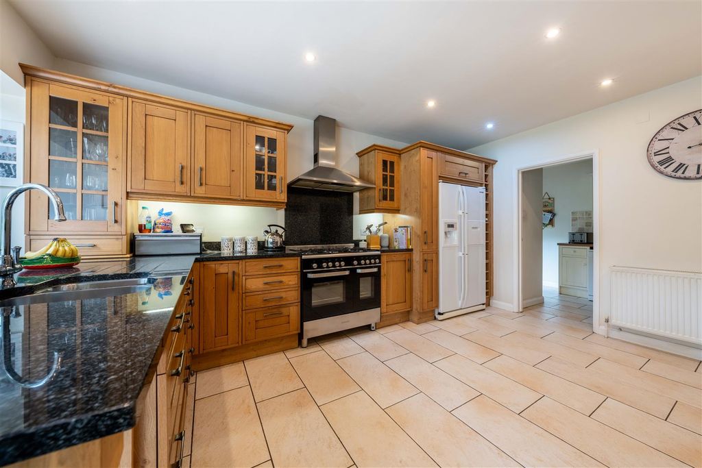 Property photo 2 of 33