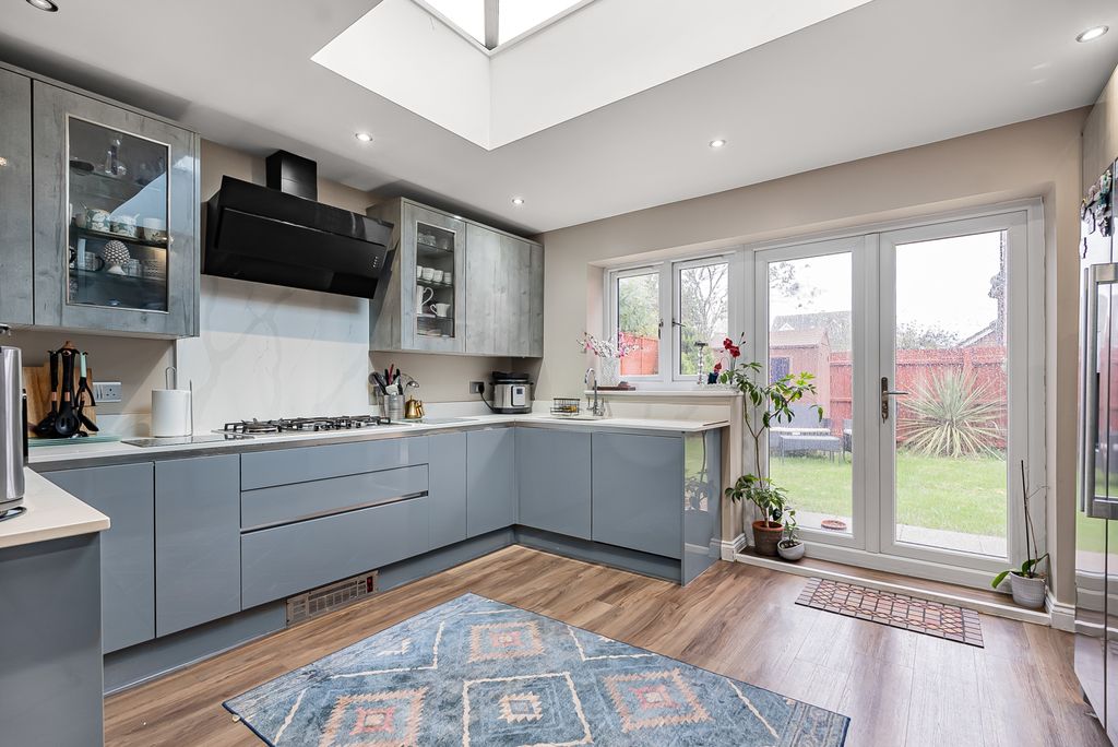 Property photo 3 of 12 Kitchen