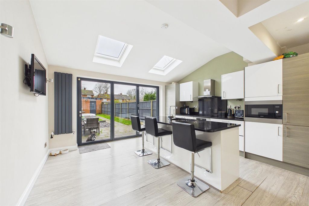 Property photo 2 of 10 Cam03736G0-Pr0232-Still008.Jpg