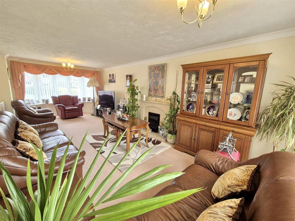 Property photo 3 of 22 Lounge