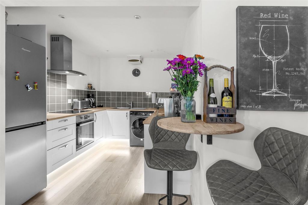 Property photo 3 of 16 18 Flitcroft Lea, Hp13 5Le-4.Jpg