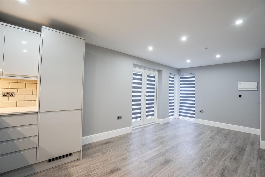 Property photo 3 of 9 C 2 The Crescent York (7 Of 13).Jpg