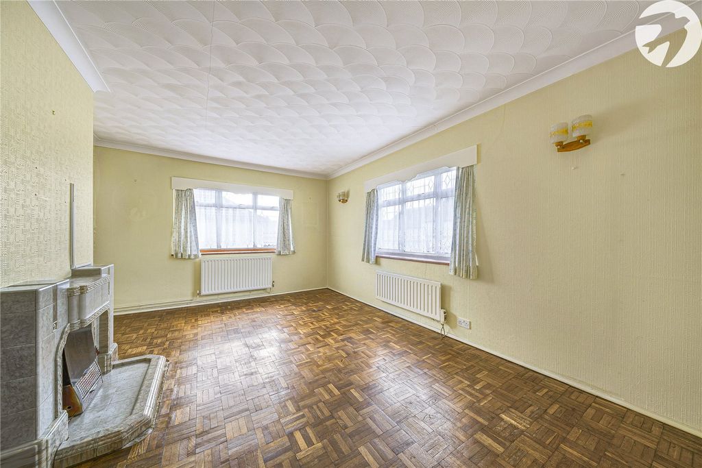 Property photo 3 of 37 Lounge