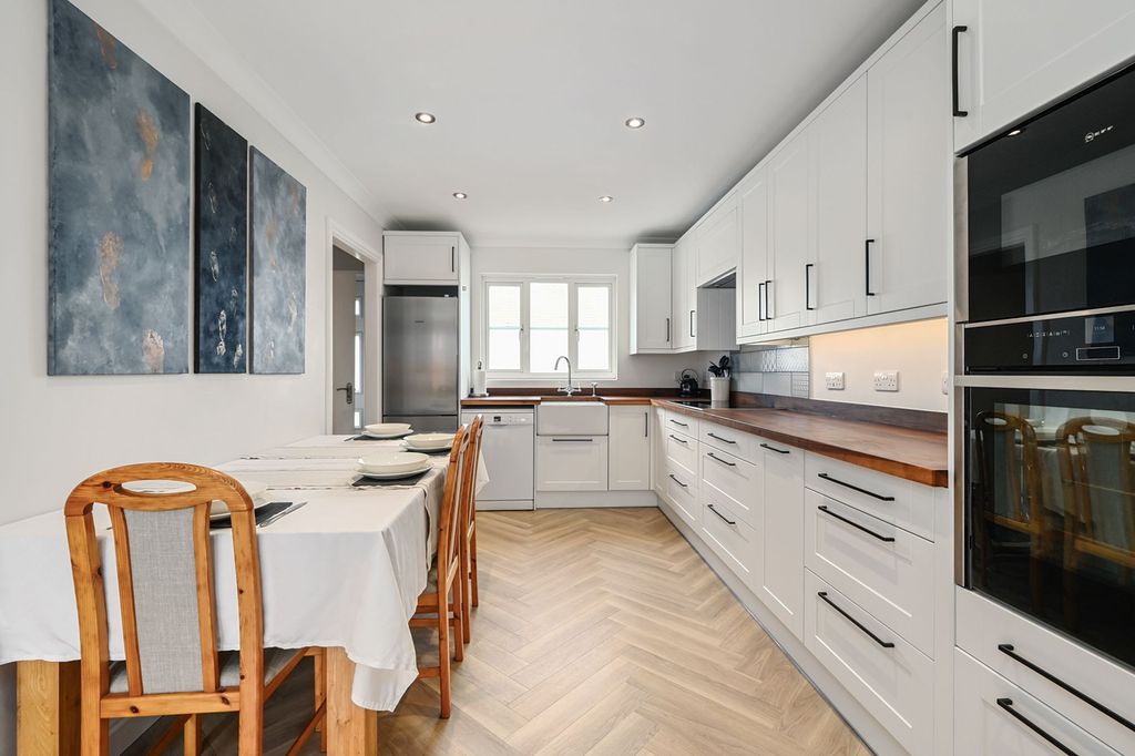 Property photo 2 of 27