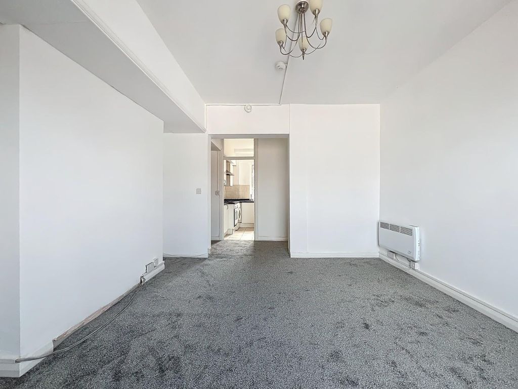 Property photo 2 of 11 Studio / Living Room