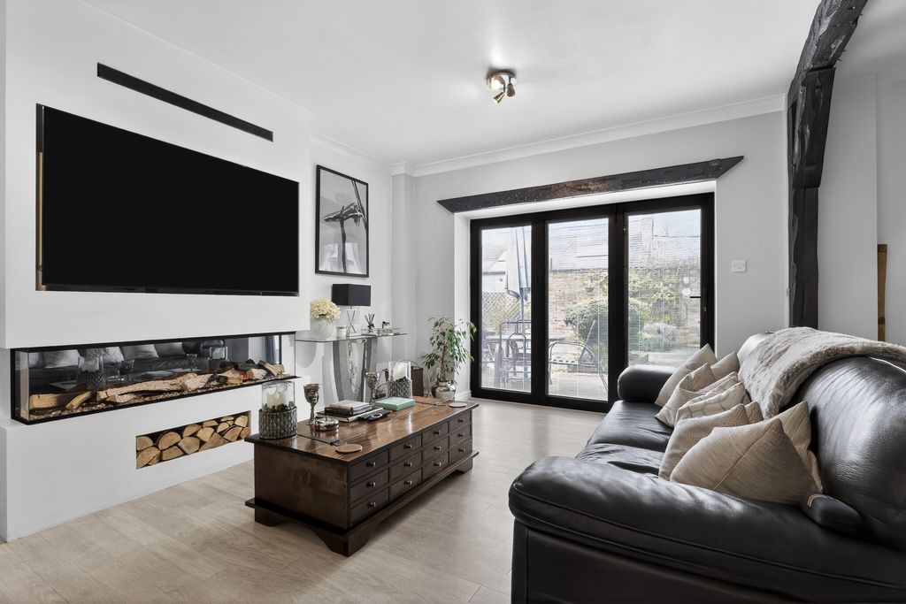 Property photo 1 of 20 Lounge