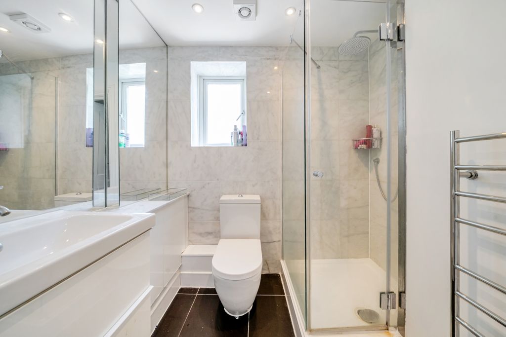 Property photo 3 of 18 Bathroom