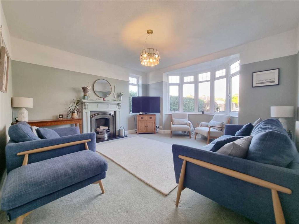 Property photo 2 of 12 Lounge: