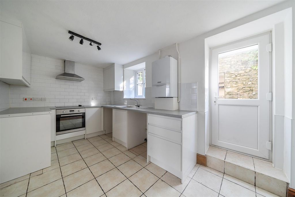 Property photo 3 of 11 Kitchen