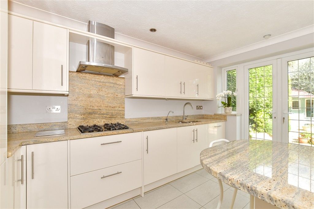 Property photo 3 of 18 Kitchen