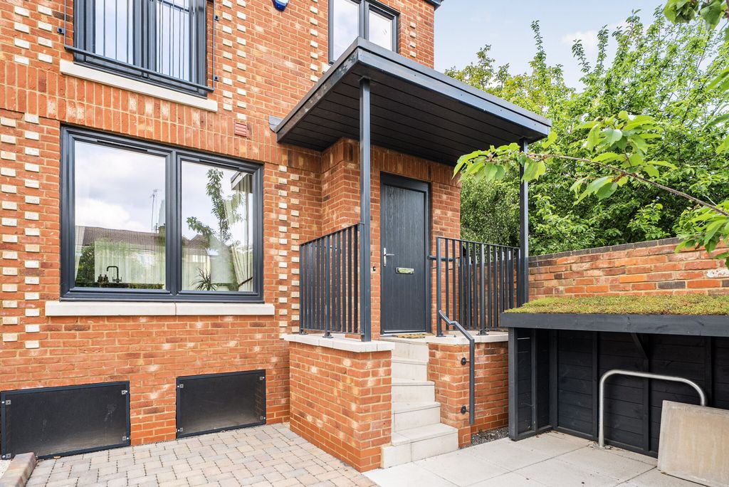 Property photo 3 of 20 1456032-3-69Fe687...