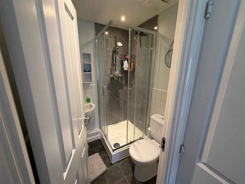 Property photo 3 of 6 En-Suite Shower Room