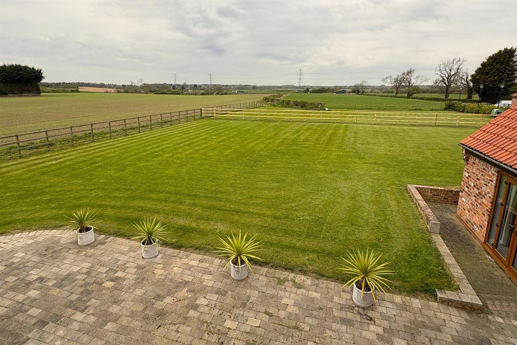 Property photo 3 of 40 Garden &amp; View
