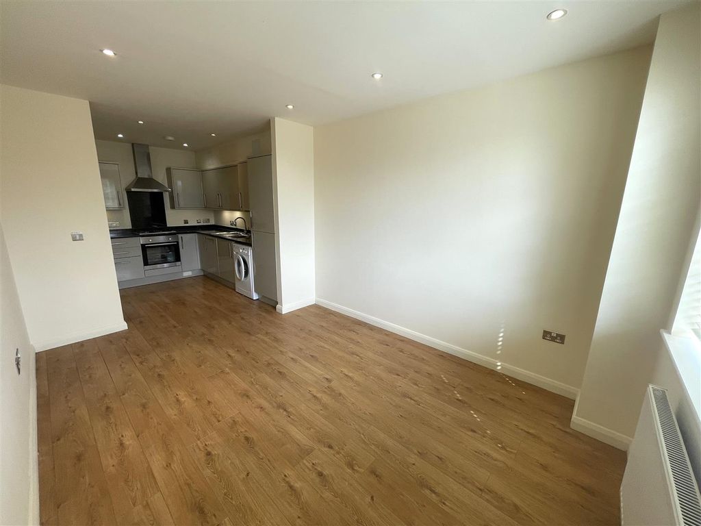 Property photo 3 of 6 Kitchen/Lounge