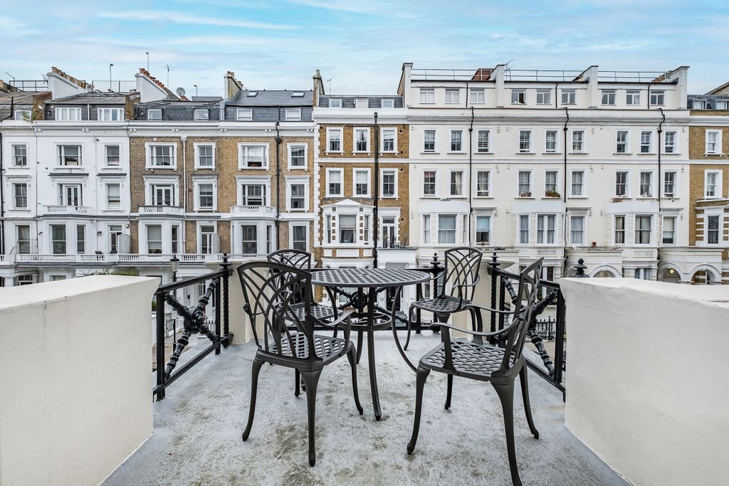 Property photo 3 of 12 Terrace