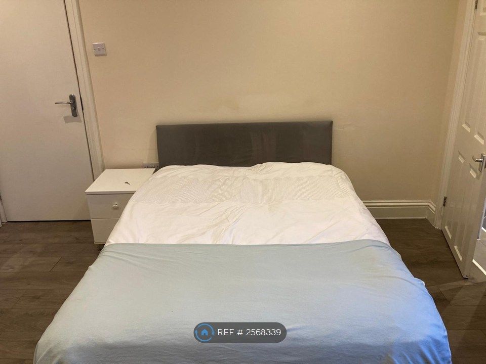 Property photo 2 of 11 Studio 6 - Available Now £800