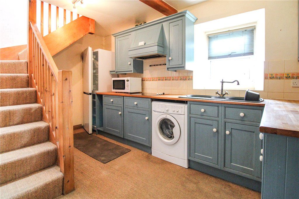 Property photo 3 of 10 Kitchen