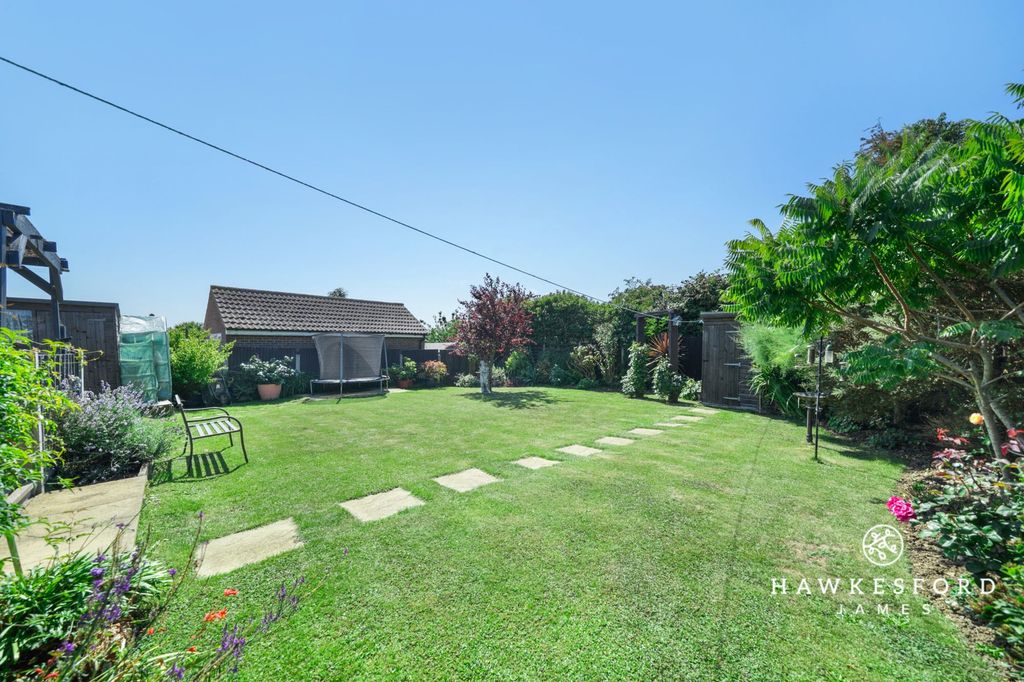 Property photo 2 of 16 Cheyne Road, Eastchurch - Garden