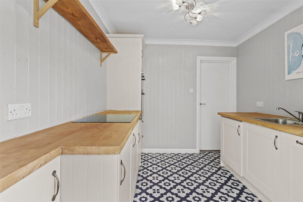 Property photo 3 of 17 Kitchen