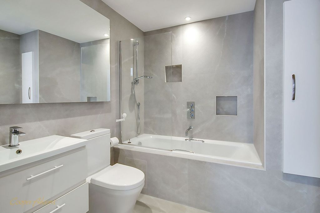 Property photo 3 of 15 Bathroom