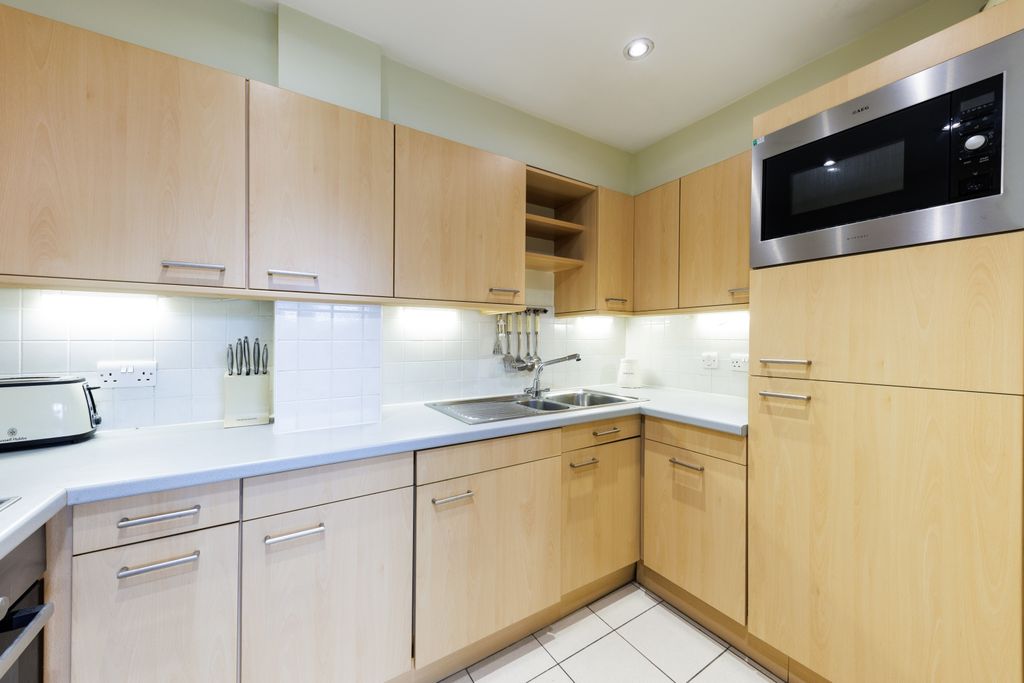 Property photo 2 of 8 Kitchen (1)