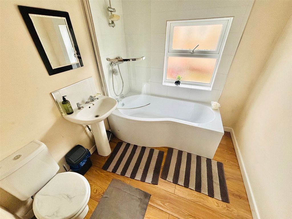 Property photo 3 of 8 Bathroom/Wc