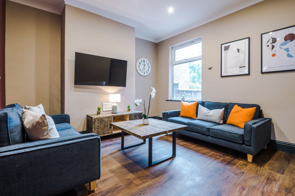 Property photo 1 of 17 77 Davenport, Living Room 1