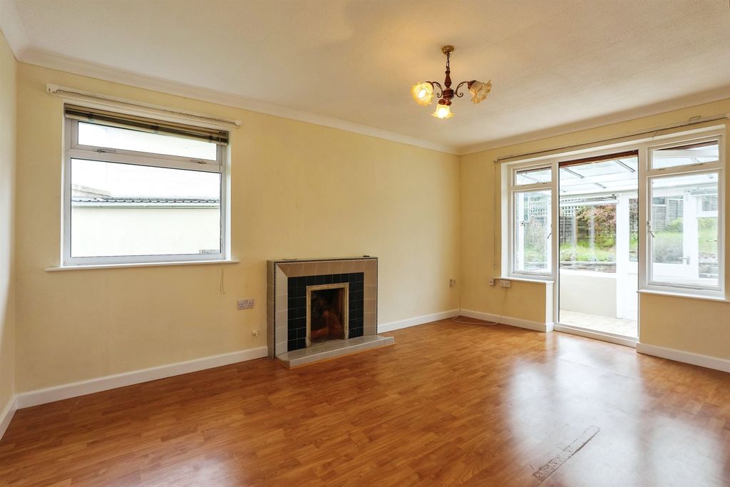 Property photo 2 of 10 2 Living Room