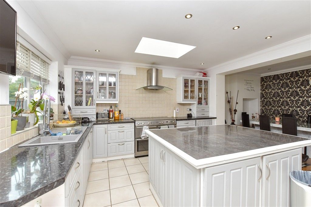 Property photo 2 of 17 Kitchen/Breakfast Area