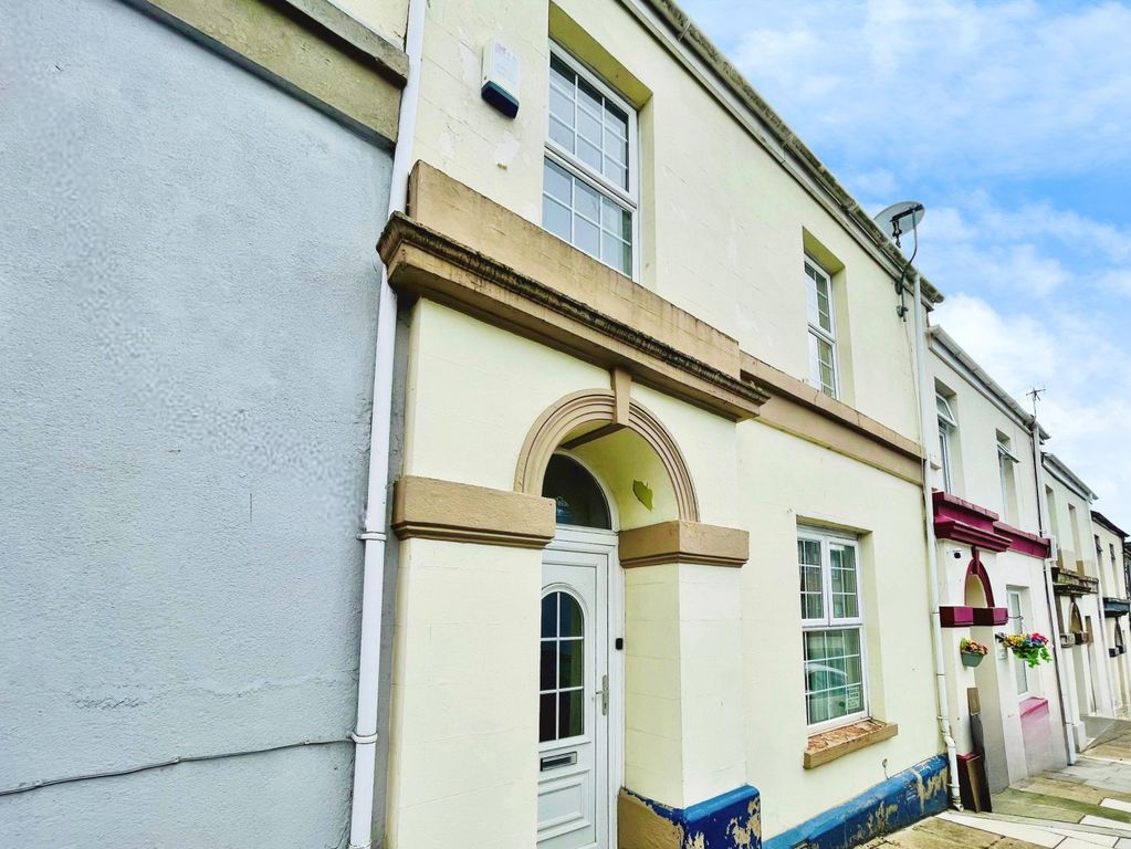 Property photo 1 of 11 Front