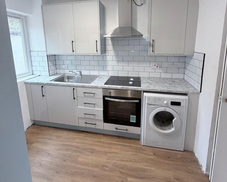 Property photo 3 of 10 Kitchen