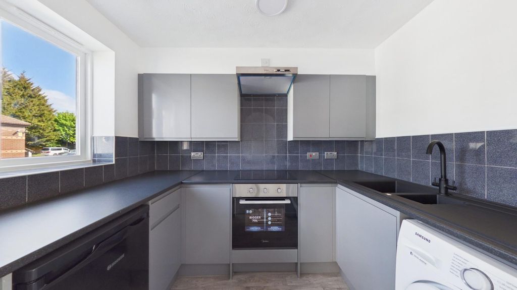 Property photo 3 of 9 Kitchen