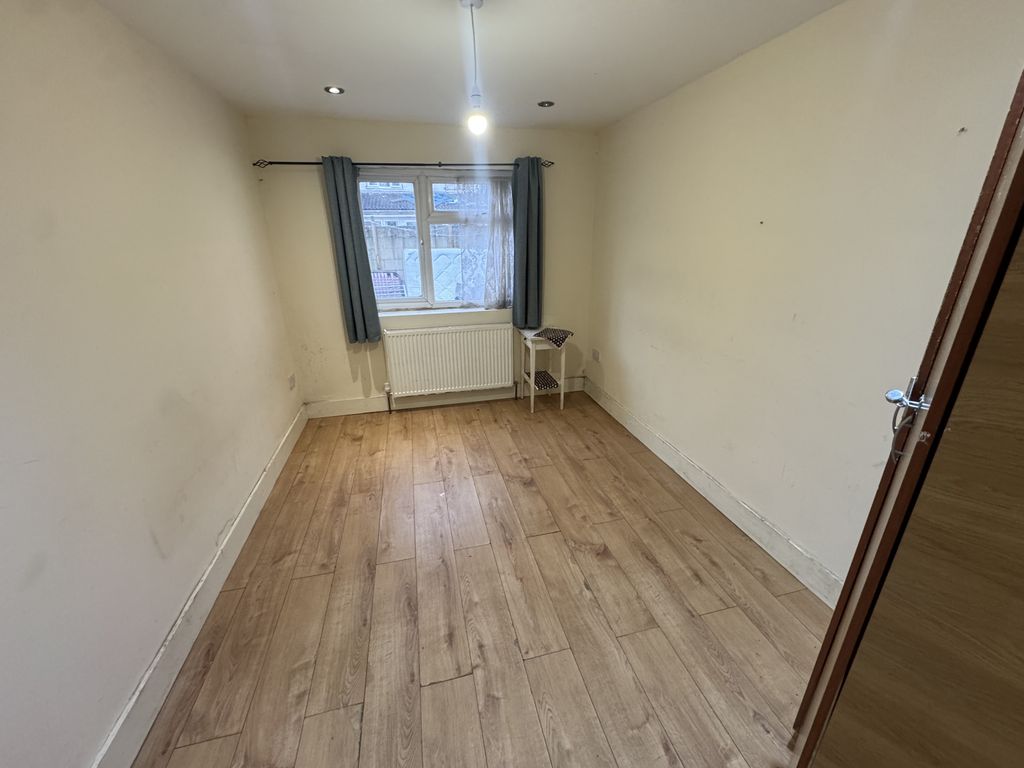 Property photo 1 of 8 5 Bed To Rent In Southall